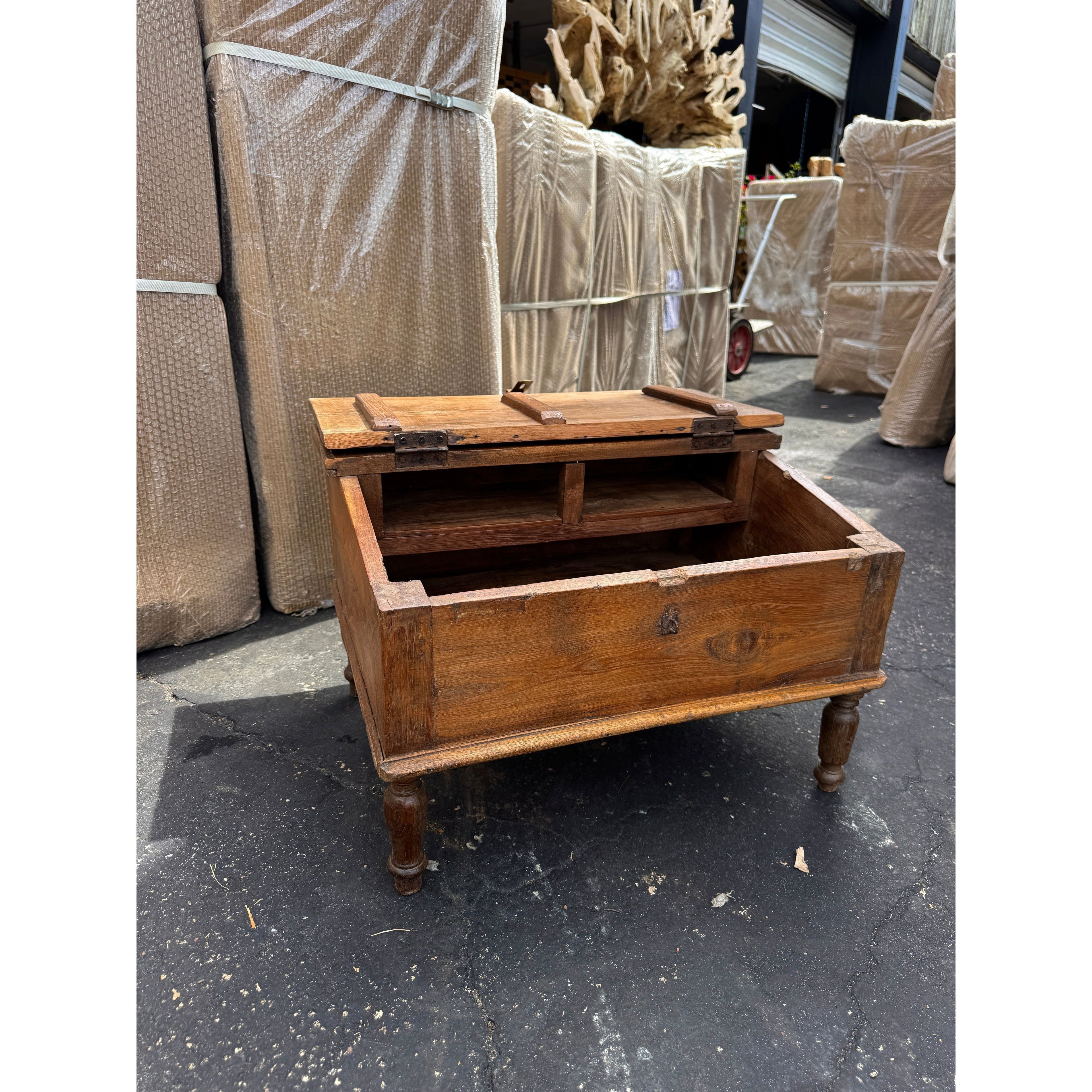 W/D Munim Desk - 23 x 18 x 16 in India Sourcing