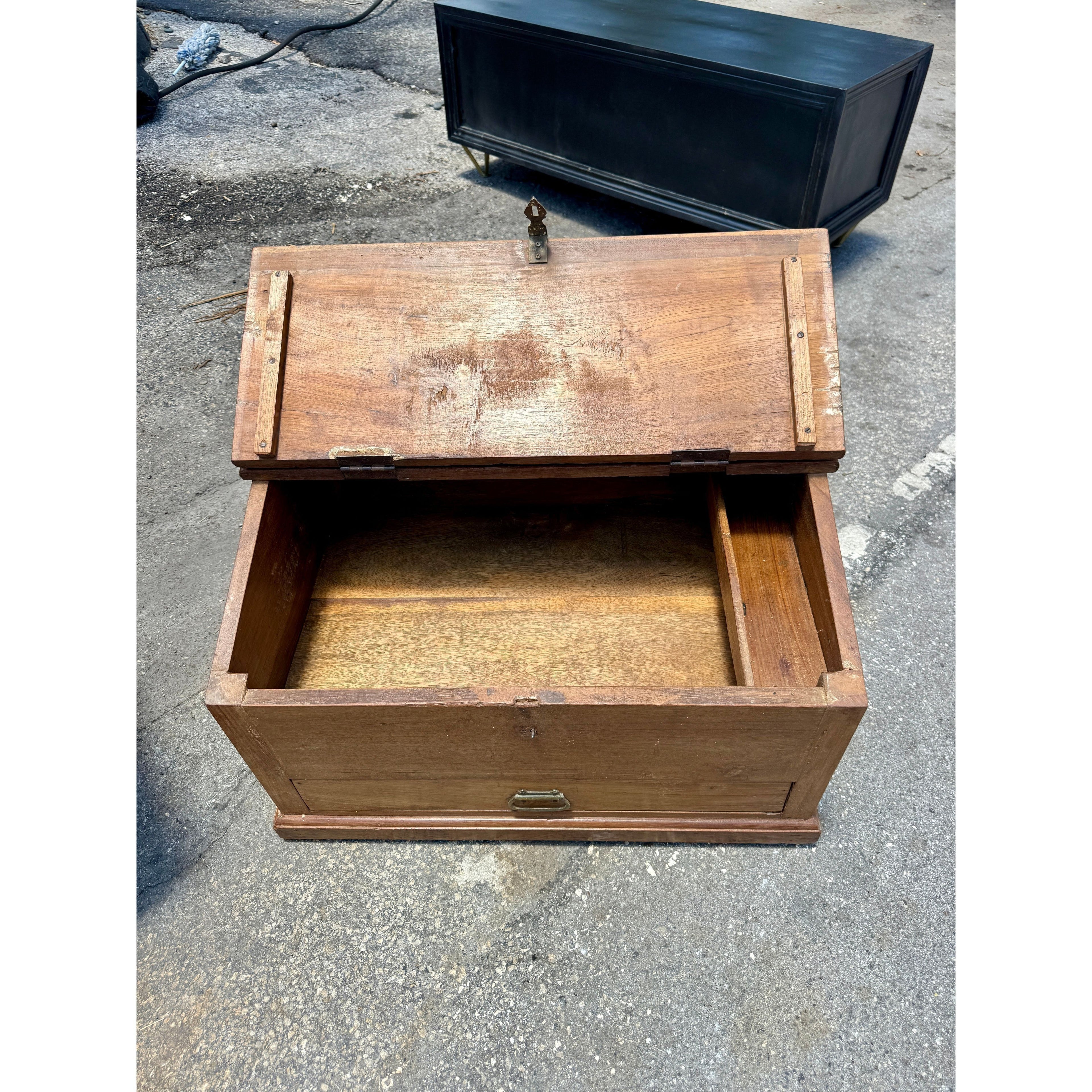 W/D Munim Desk - 28 x 19 x 21 in India Sourcing