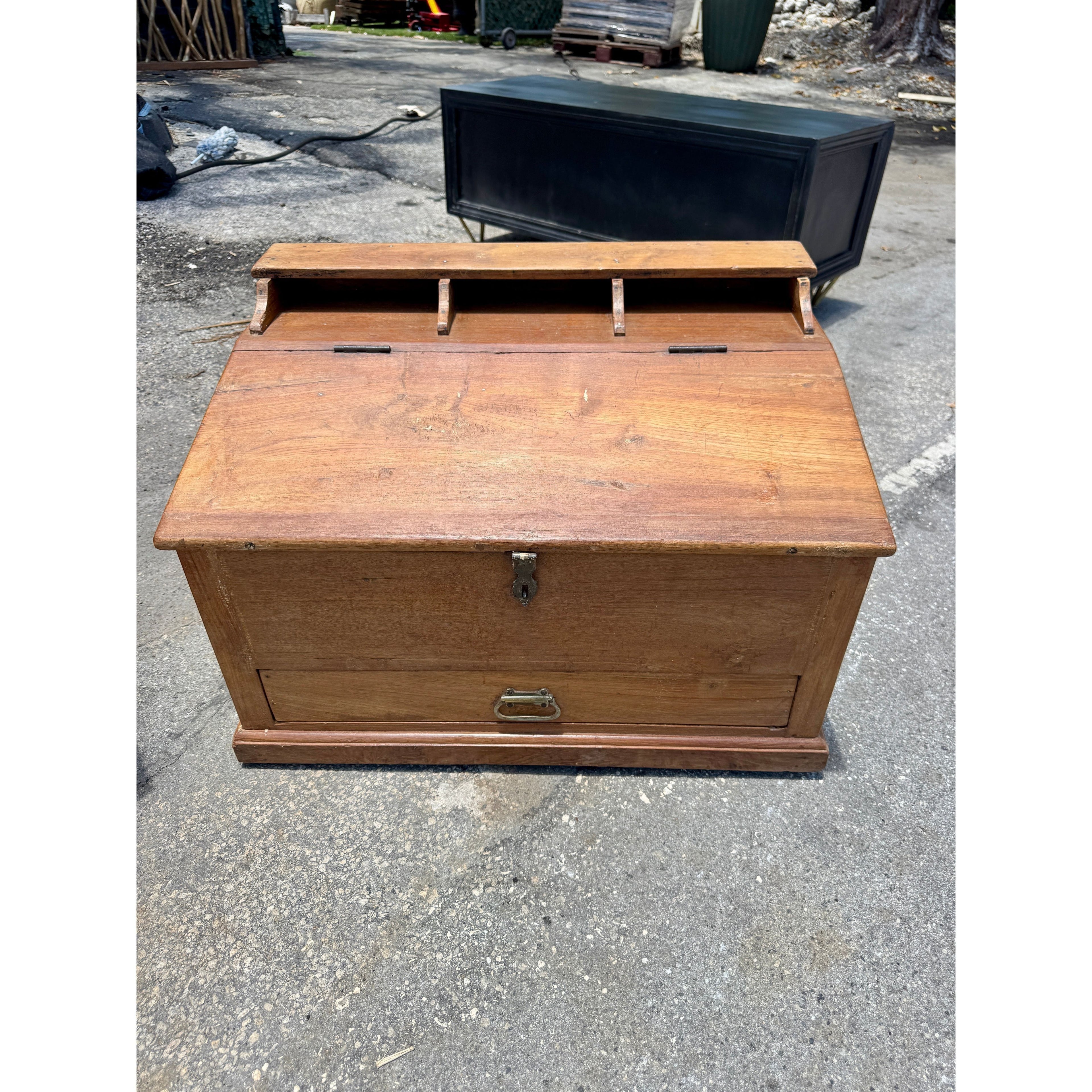 W/D Munim Desk - 28 x 19 x 21 in India Sourcing