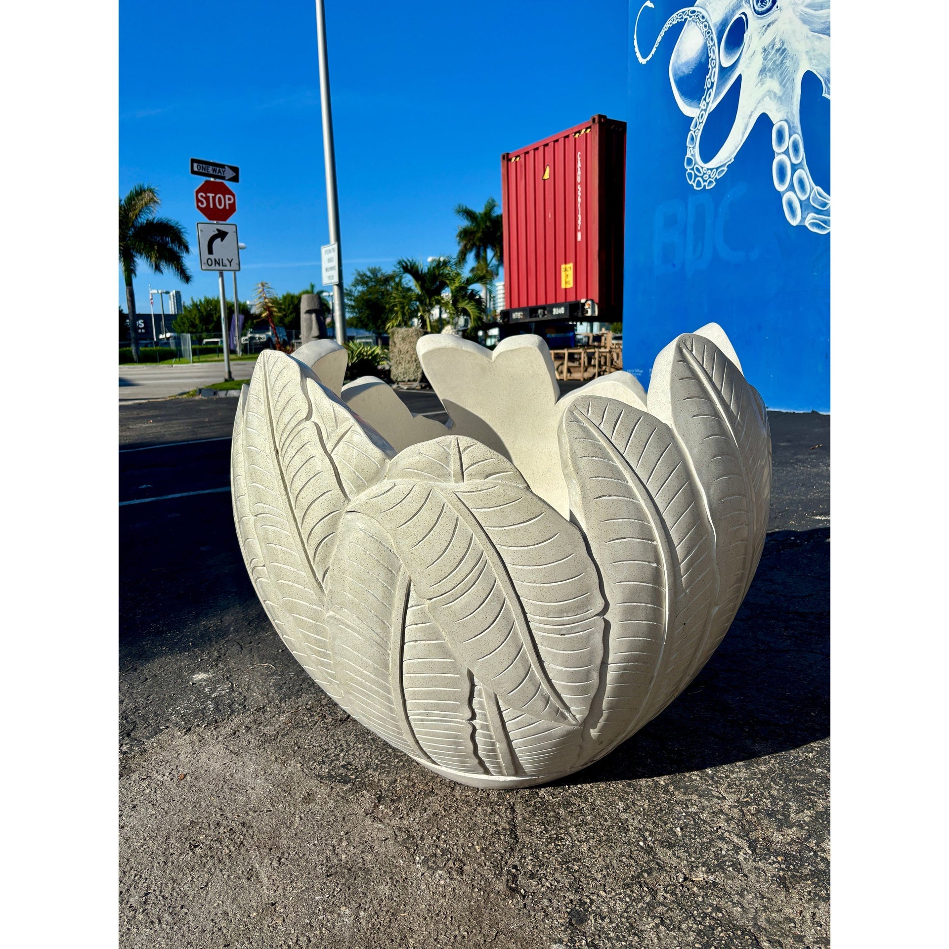 Pot megumi large motif helikornia carving white color terazzo – Terazzo Indonesia Sourcing