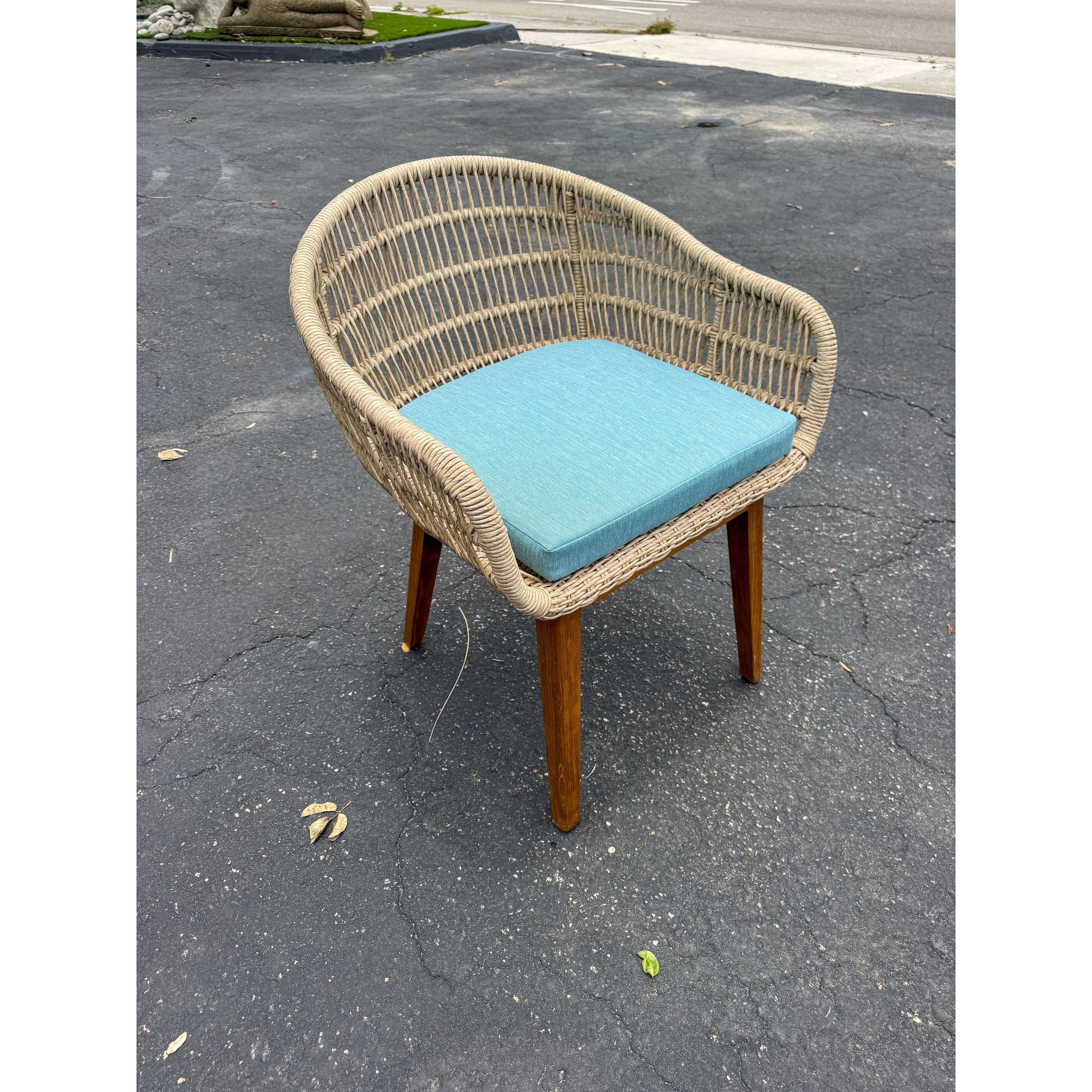 SYNTHETIC ROPE AND TEAK ARM CHAIR W/ BLUE CUSHION Anteak