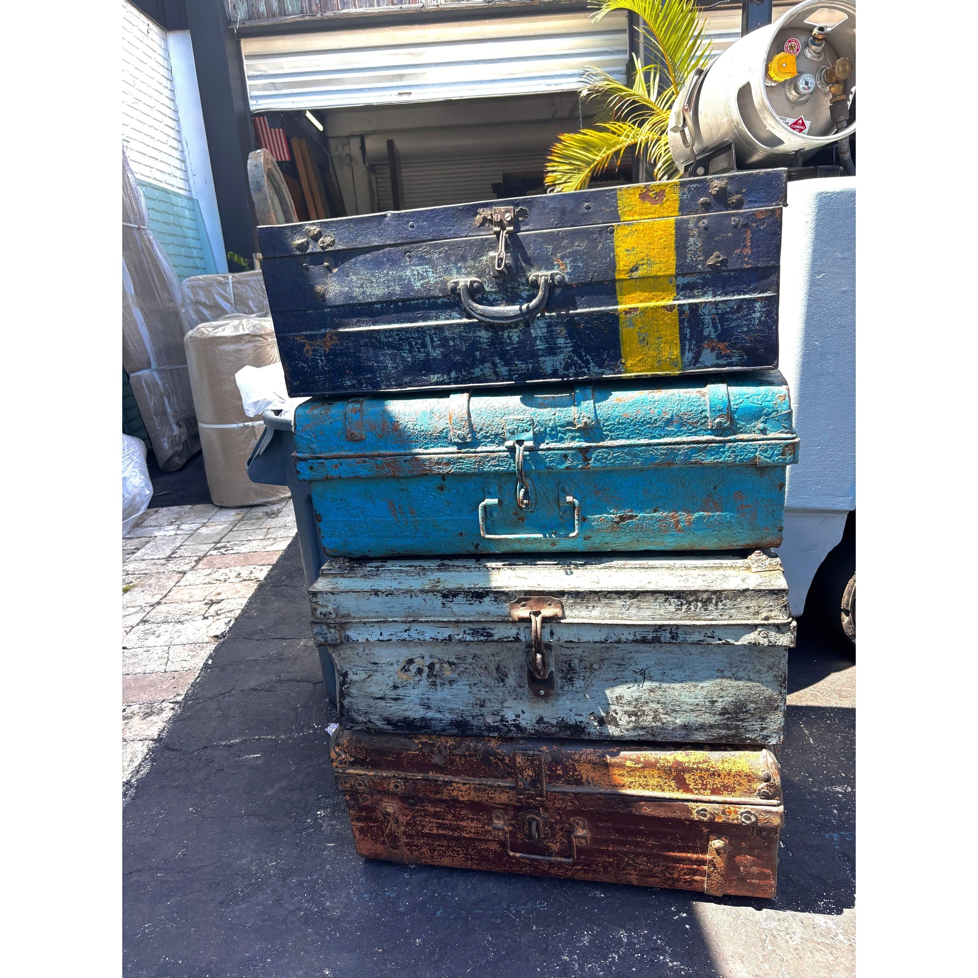 Iron Box - 25 x 17 x 16 in India Sourcing