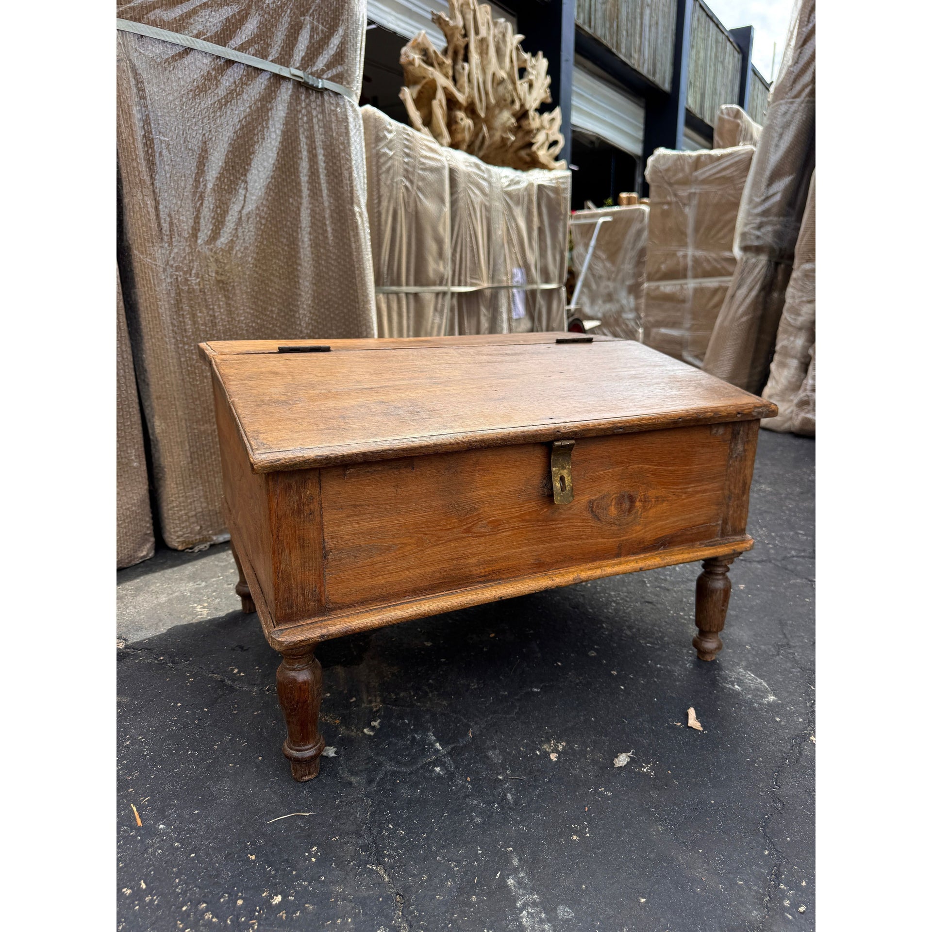 W/D Munim Desk - 23 x 18 x 16 in India Sourcing
