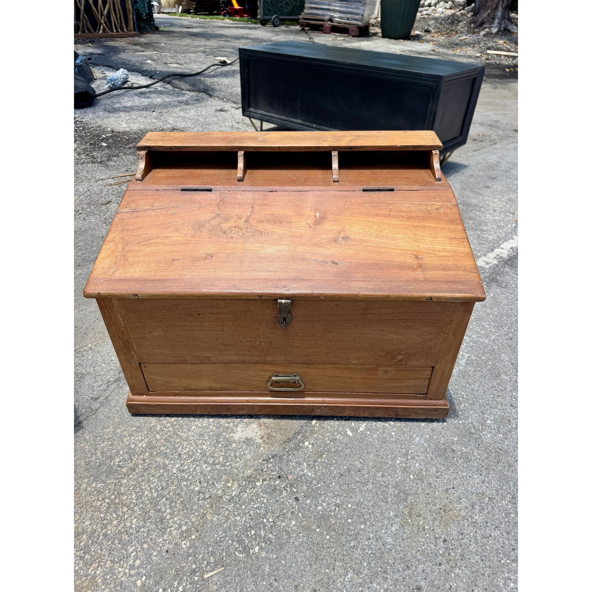 W/D Munim Desk - 28 x 19 x 21 in India Sourcing