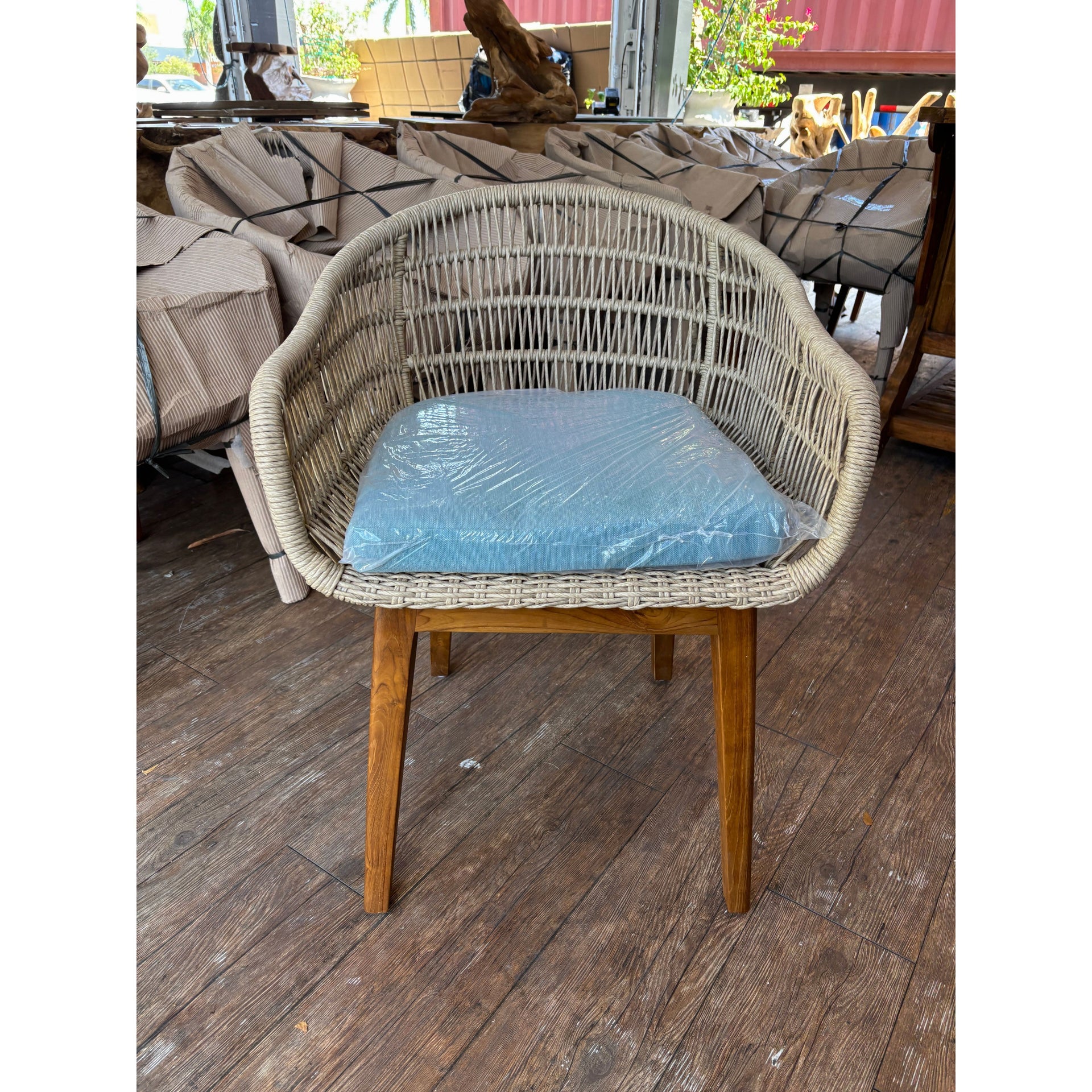 SYNTHETIC ROPE AND TEAK ARM CHAIR W/ BLUE CUSHION Anteak
