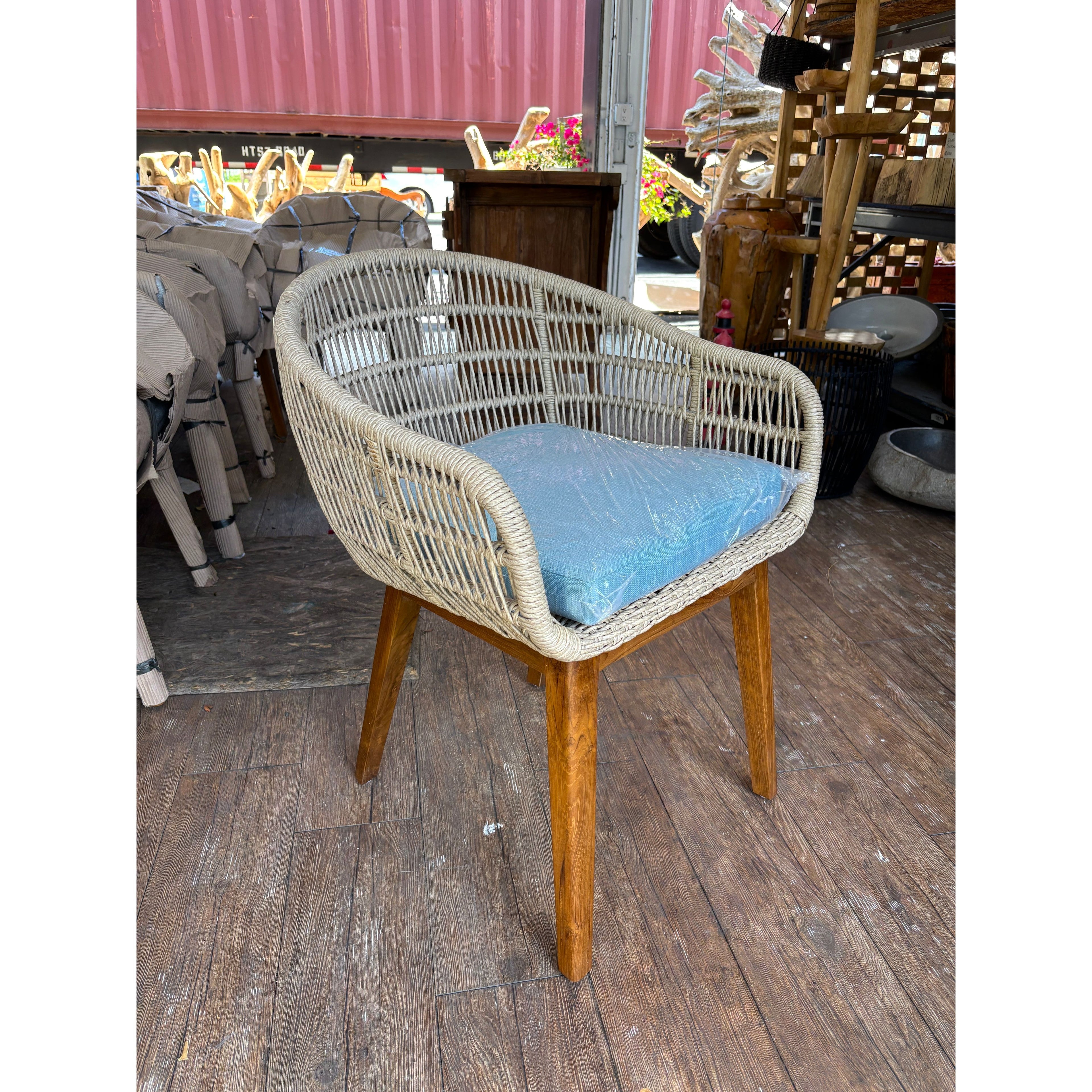 SYNTHETIC ROPE AND TEAK ARM CHAIR W/ BLUE CUSHION Anteak